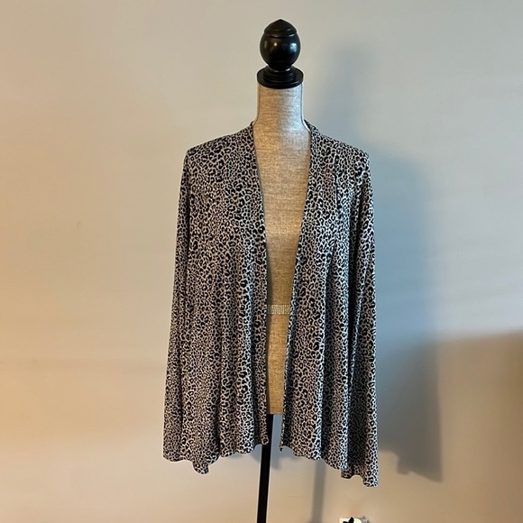 CHARTER CLUB WOMAN 2X ANIMAL PRINT CARDIGAN. Hole in back sleeve not noticeable - Picture 1 of 7